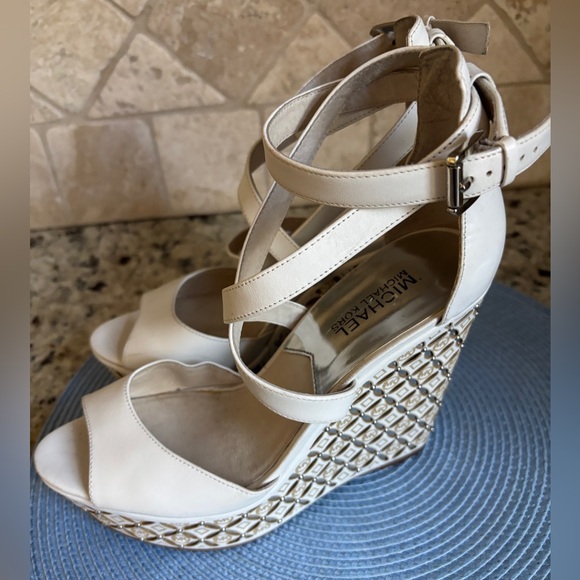 MICHAEL Michael Kors Off-White and Gold Wedge Platform Logo Patterned Sandals - Picture 4 of 13